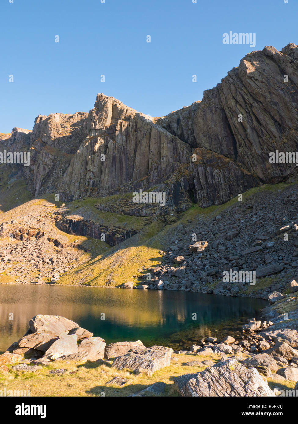 Der große Felsen von Clogwyn Du'r Arddu, alias "Cloggy', auf der Nordflanke des Snowdon, Snowdonia National Park, North Wales Stockfoto