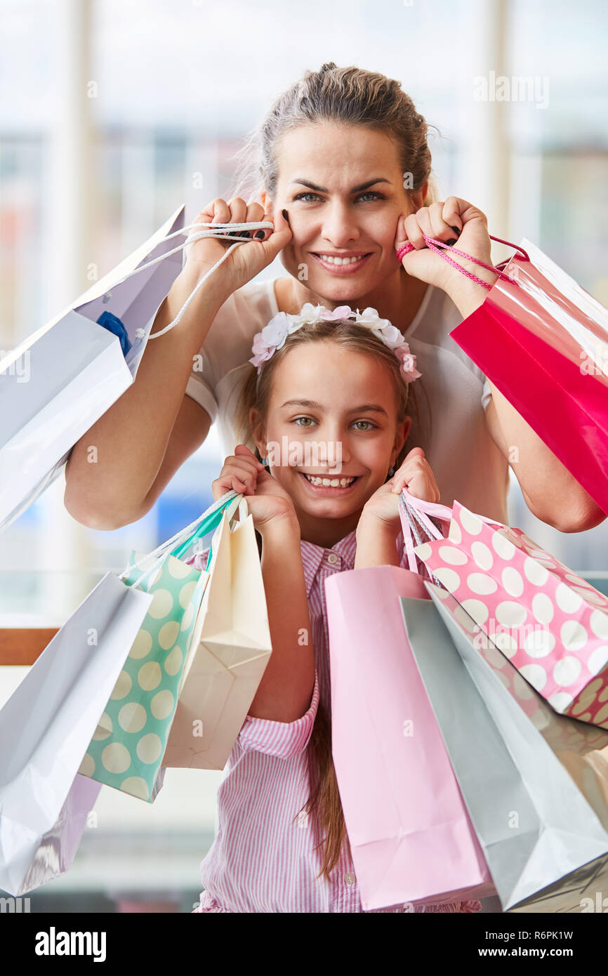 Mutter und Tochter mit vielen Einkaufstüten als Symbol der Kaufkraft und Konsum Stockfoto