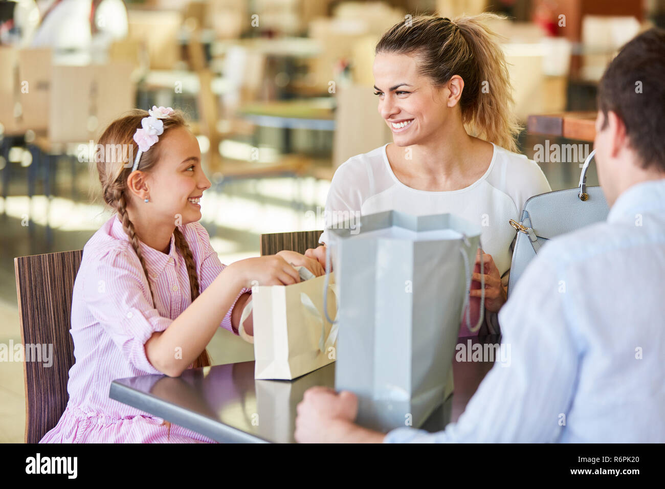 Mutter und Tochter sind glücklich über das Shopping in der Mall Stockfoto