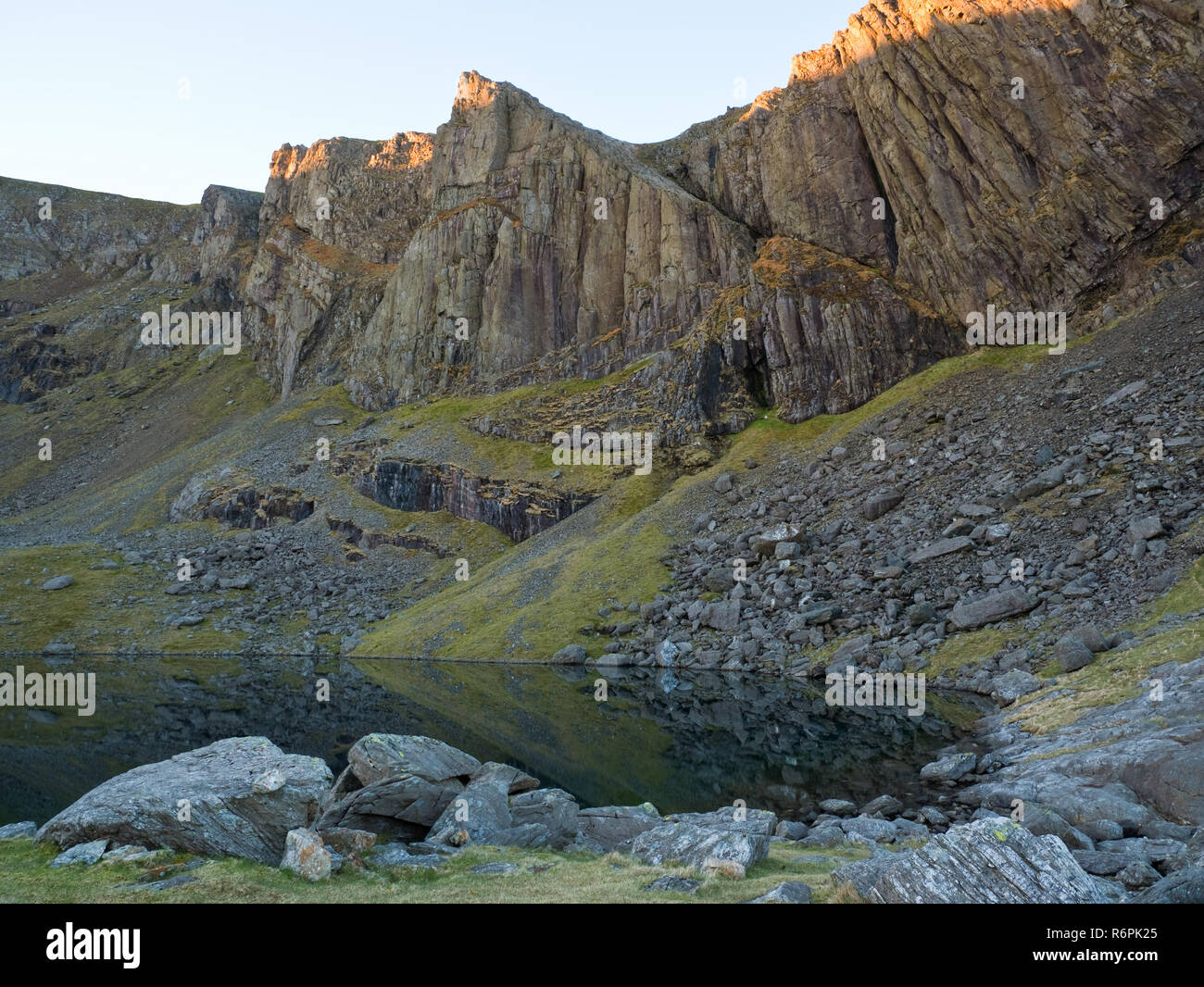 Der große Felsen von Clogwyn Du'r Arddu, alias "Cloggy', auf der Nordflanke des Snowdon, Snowdonia National Park, North Wales Stockfoto