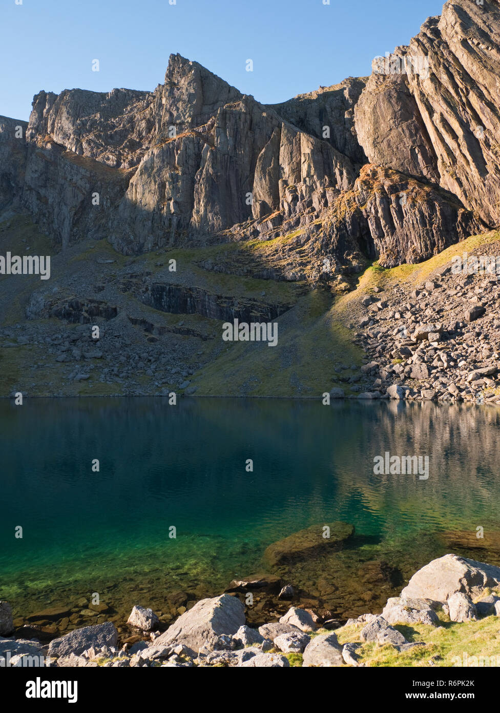 Der große Felsen von Clogwyn Du'r Arddu, alias "Cloggy', auf der Nordflanke des Snowdon, Snowdonia National Park, North Wales Stockfoto