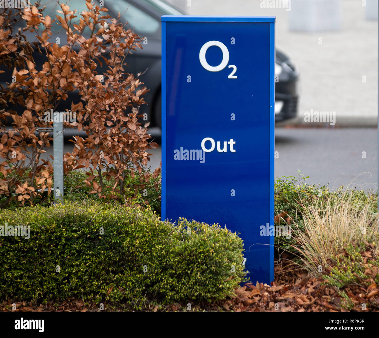 Einen allgemeinen Überblick über ein Zeichen an die O2-Hauptsitz in Slough, Berkshire, wie das Netzwerk hat gesagt, es ist ein technischer Fehler, der Linke hat Tausende von mobilen Kunden nicht in der Lage online zu erhalten. Stockfoto