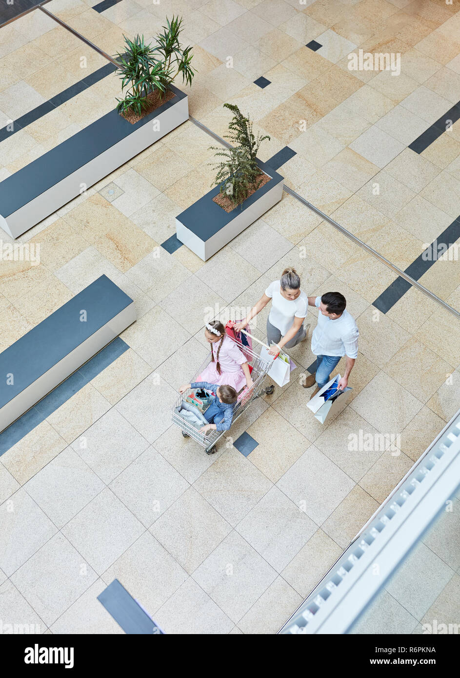 Familie und zwei Kindern in Warenkorb am Mall Stockfoto