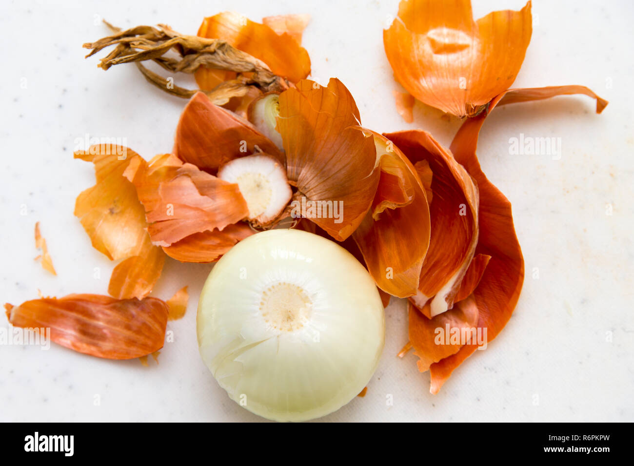 Geschälte Zwiebel auf einem Schneidebrett Stockfoto