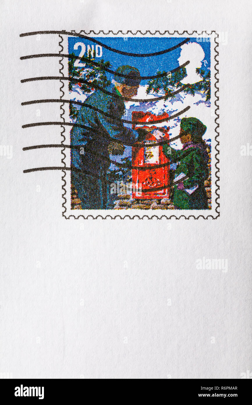 Weihnachtsmarke 2. Klasse auf Umschlag geliefert von Royal Mail - Briefmarke 2. Klasse Stockfoto