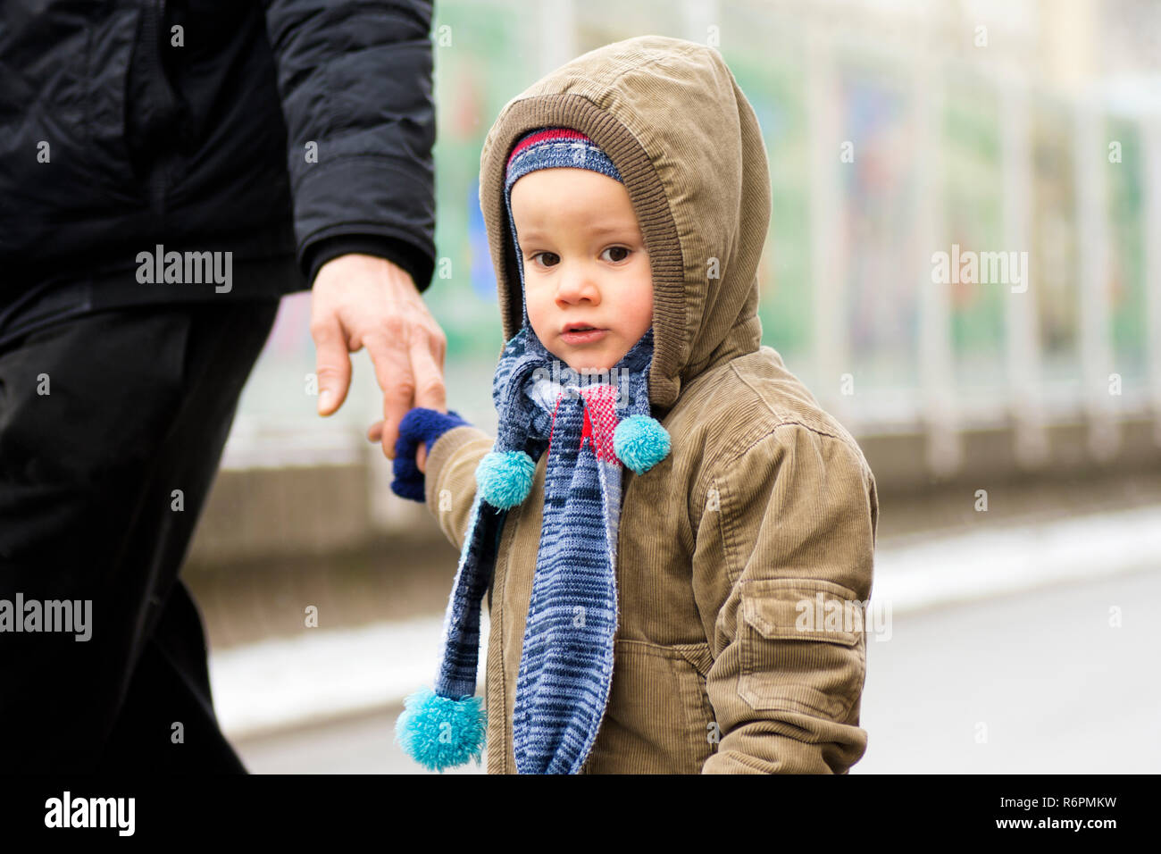 Kleiner Junge auf der Straße Stockfoto