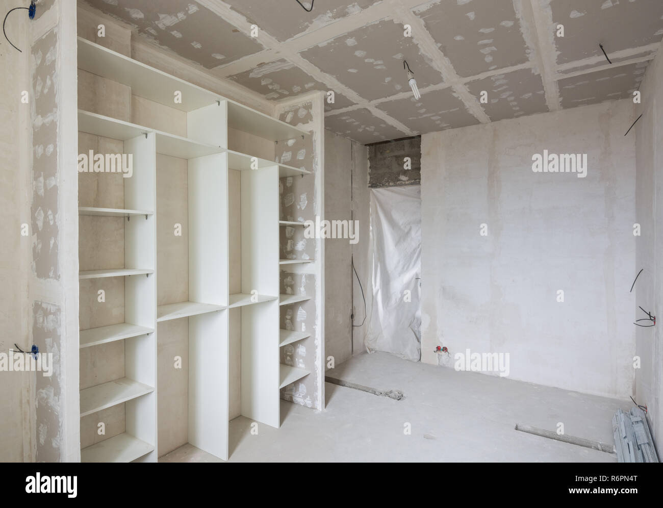 Innenausstattung des renovierten Zimmer mit Einbauschrank Stockfoto