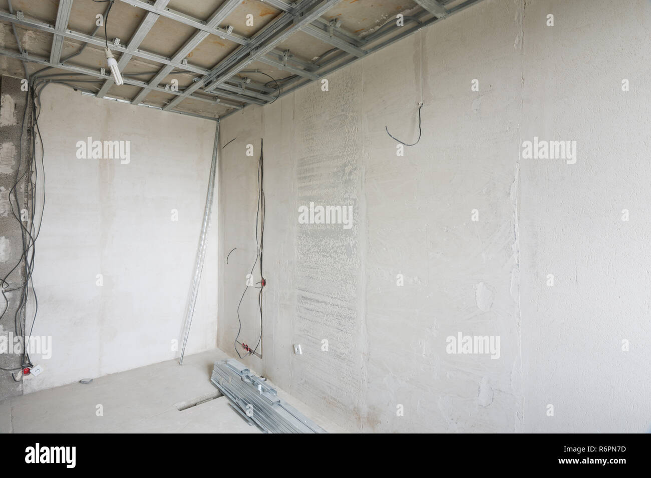 Leere Ecke der renovierte Zimmer in einem neuen Gebäude Stockfoto