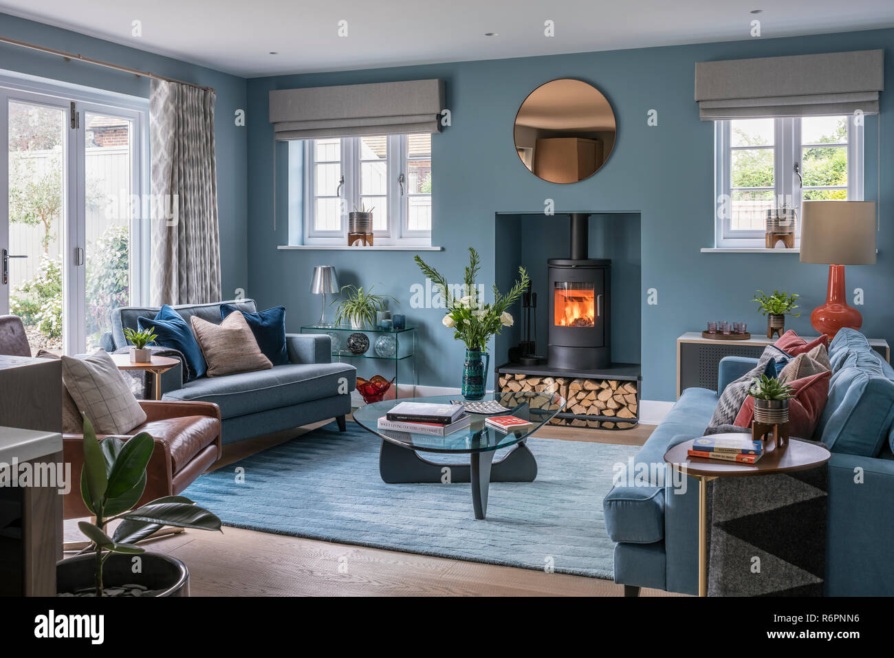 Wohnzimmer mit Couchtisch aus Glas in Hampshire Mill House von Emma Maler neu gestaltet Stockfoto