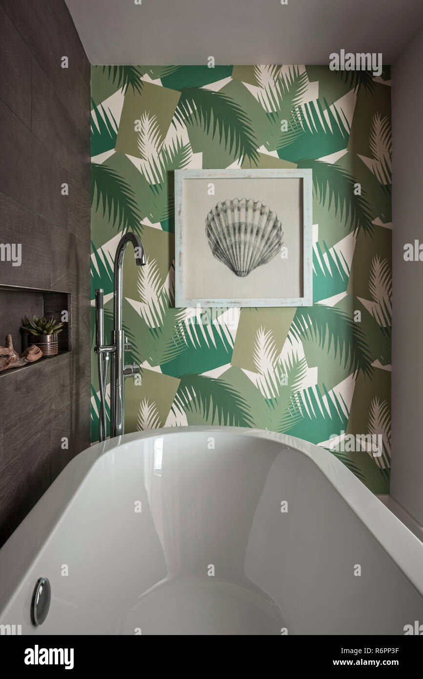 Deco Palm grüne Tapete von Cole & Sohn mit freistehender Badewanne im Hampshire Mill House von Emma Maler neu gestaltet Stockfoto