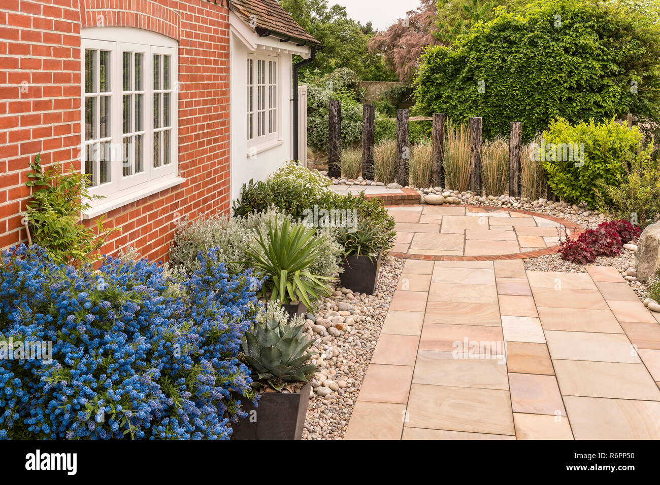 Angelegten Küsten kies Garten mit Pflasterung und ziegelfassade von Hampshire Mill House Stockfoto
