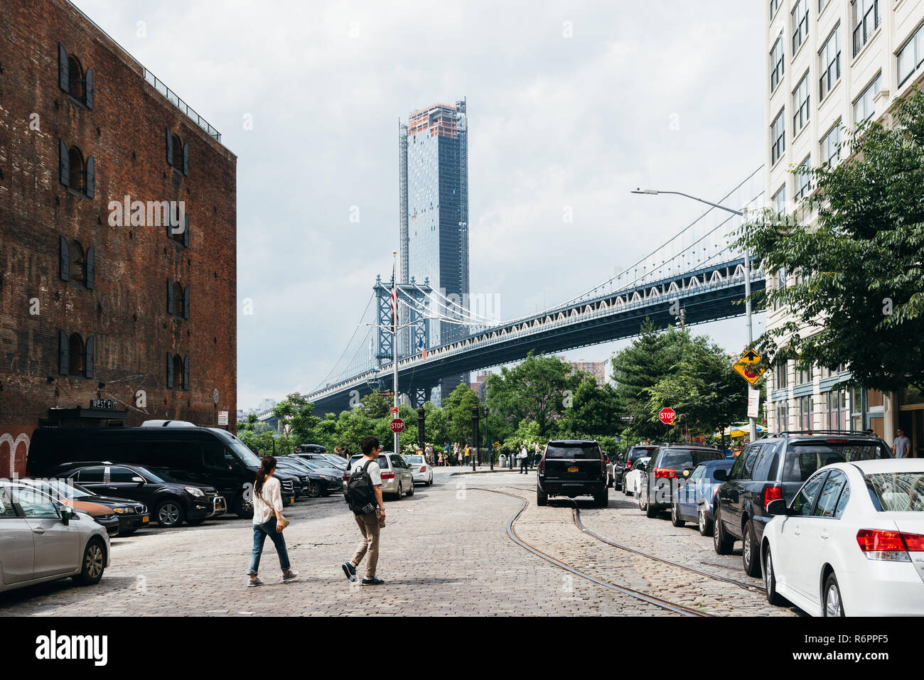 New York City, USA - 24. Juni 2018: Manhattan Bridge von dumbo in Brooklyn, einem sonnigen Tag des Sommers Stockfoto