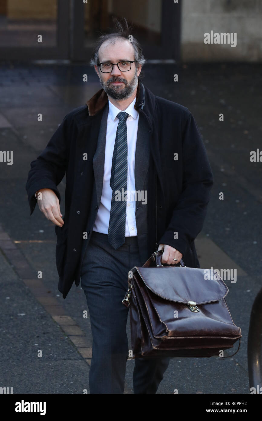 Neil Murray, der Ehemann von Thema JK Rowling, Blätter Airdrie Sheriff Court, wo seine Frau rechtliche Schritte gegen ihren ehemaligen PA, Amanda Donaldson, für angeblich mit ihrem Geld auf Shoppen zu gehen. Stockfoto