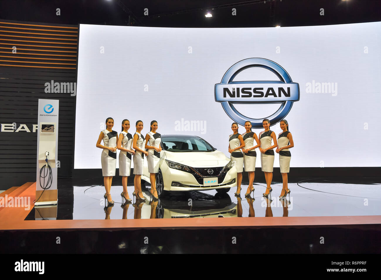 NONTHABURI - 28. NOVEMBER: Nissan Leaf Auto auf Anzeige an der 35th Thailand International Motor Expo am 28. November 2018 in Nonthaburi, Thailand. Stockfoto