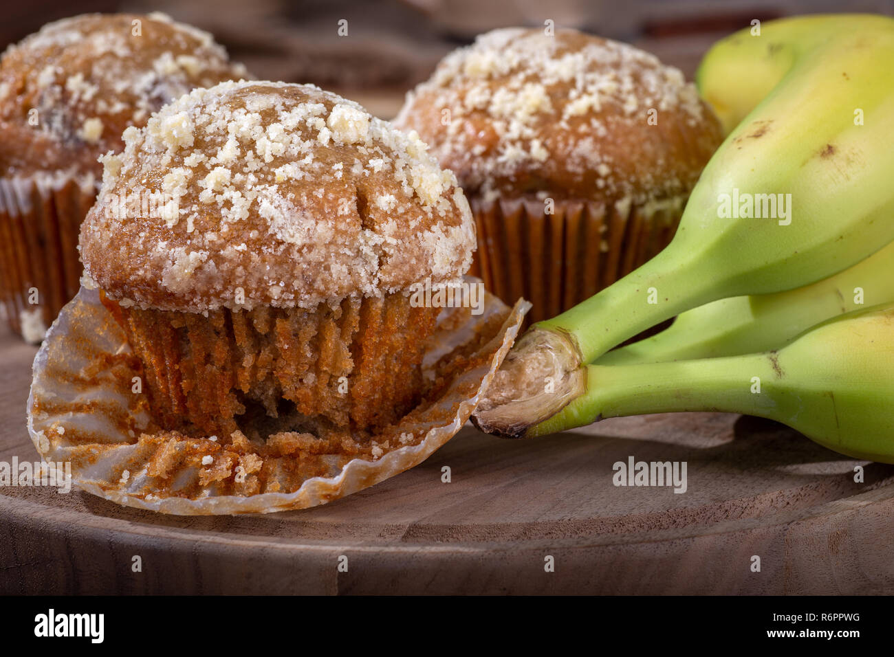 Nahaufnahme einer Banane Mutter Muffin mit Bananen auf einer hölzernen Fach Stockfoto