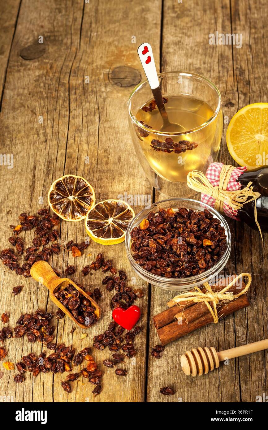 Kleiner Haufen von getrocknet Sanddorn Beeren auf alten Holztisch. Therapie der Influenza und kalt. Hippophae rhamnoides. Stockfoto