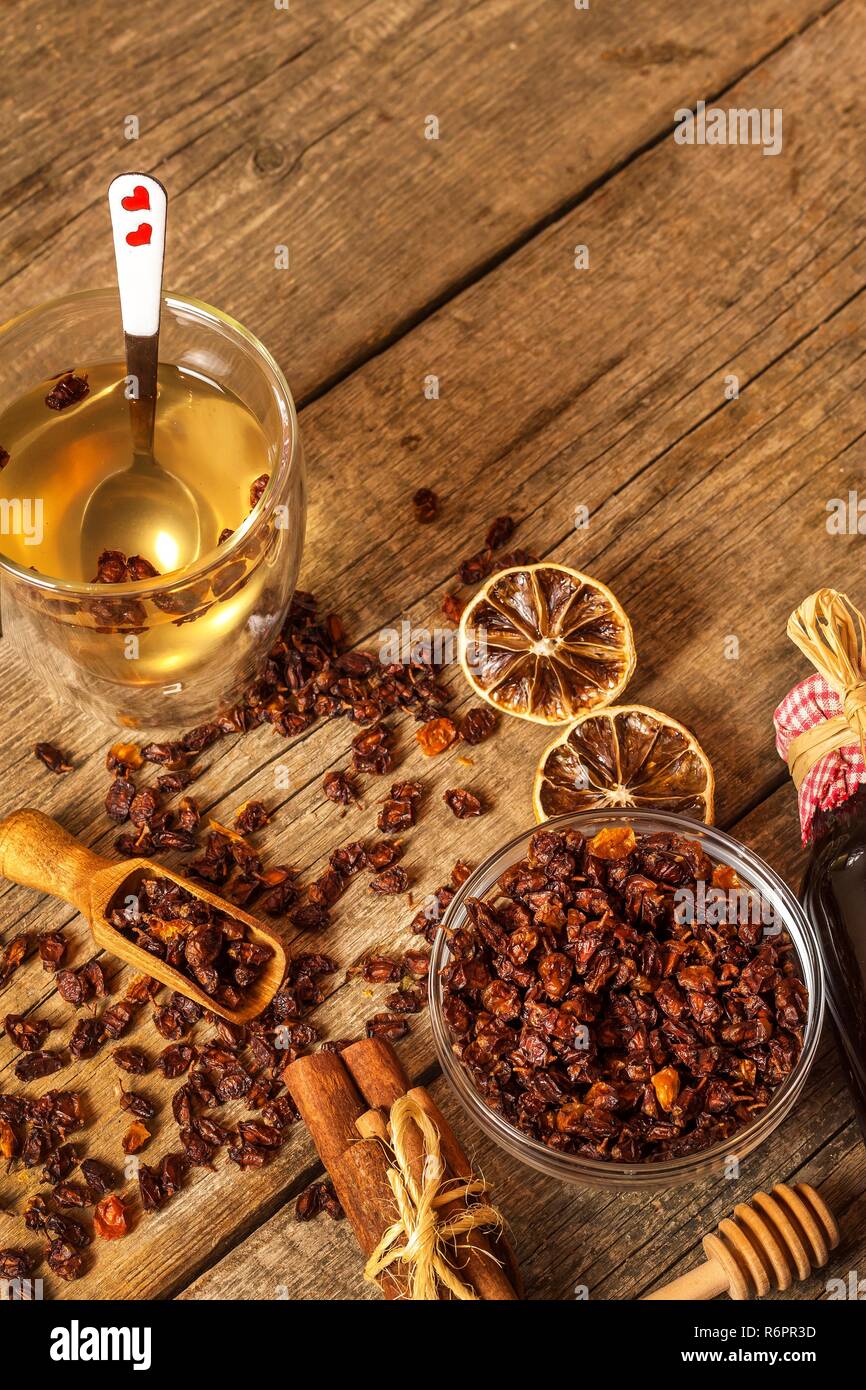 Kleiner Haufen von getrocknet Sanddorn Beeren auf alten Holztisch. Therapie der Influenza und kalt. Hippophae rhamnoides. Stockfoto