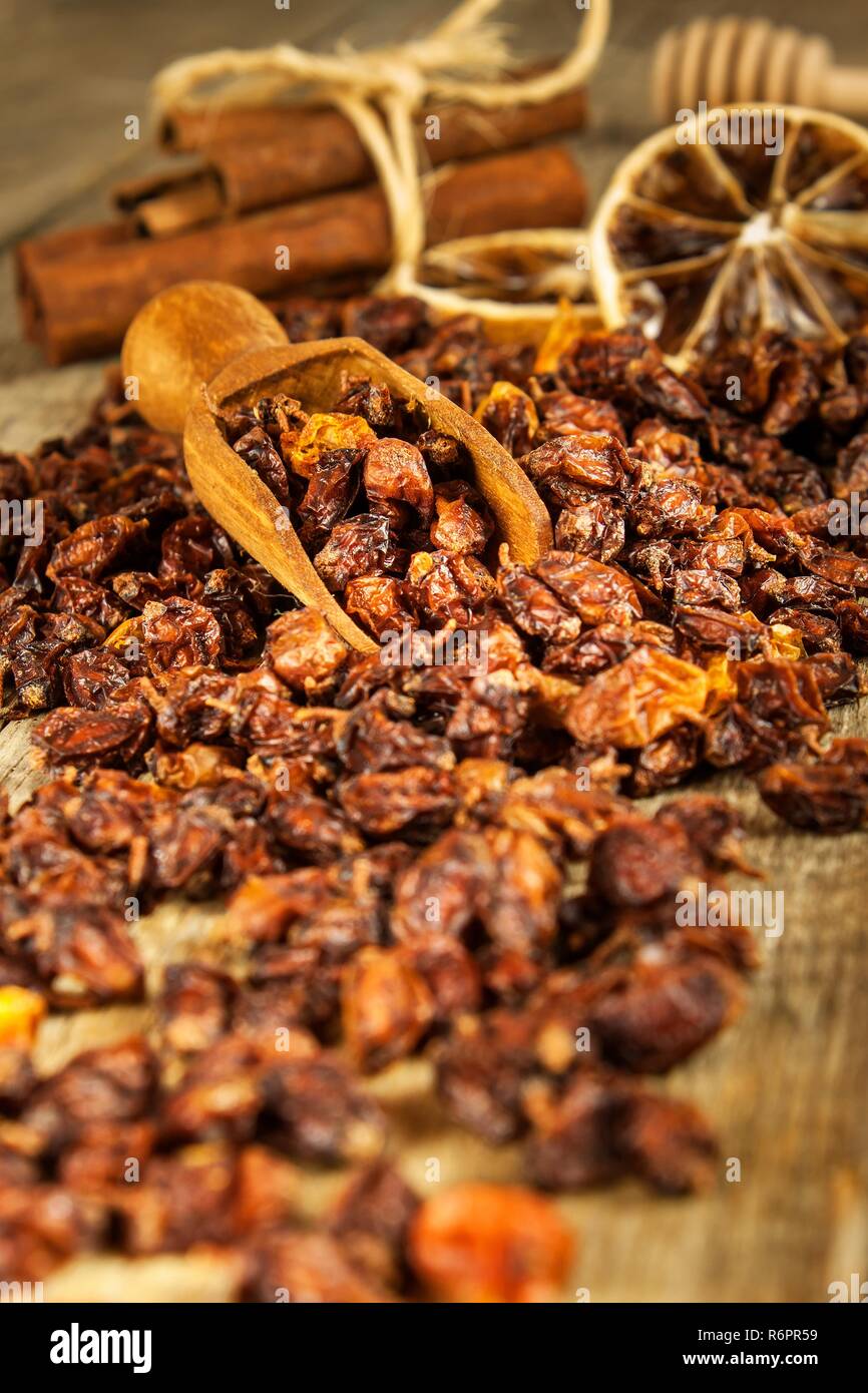 Kleiner Haufen von getrocknet Sanddorn Beeren auf alten Holztisch. Therapie der Influenza und kalt. Hippophae rhamnoides. Stockfoto