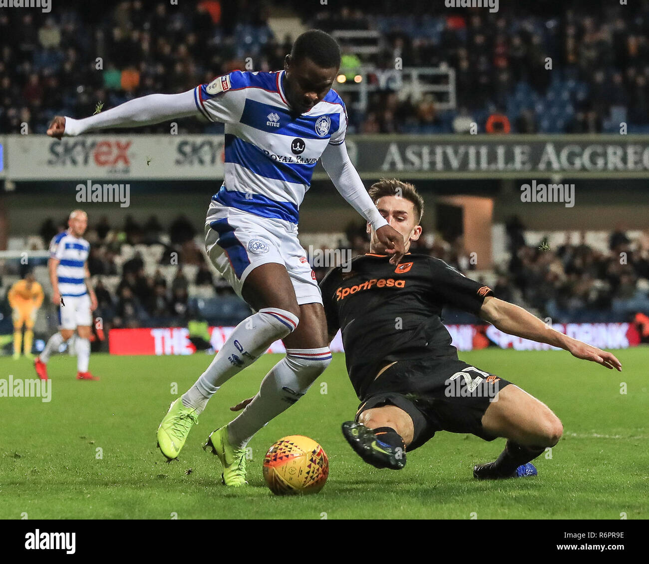 1. Dezember 2018, Loftus Road, London, England; Sky Bet Meisterschaft, QPR v Hull City; Hell Osayi-Samuel (20) von QPR und Robbie McKenzie (27) von Hull City in Aktion Quelle: Romena Fogliati/News Bilder, Englische Fußball-Liga Bilder unterliegen DataCo Lizenz Stockfoto