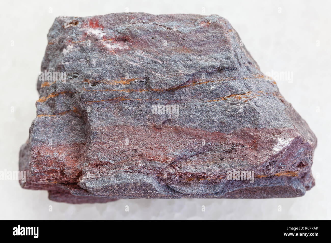 Jaspilite (eisenhaltiges Quarzit) Stein auf Weiß Stockfoto