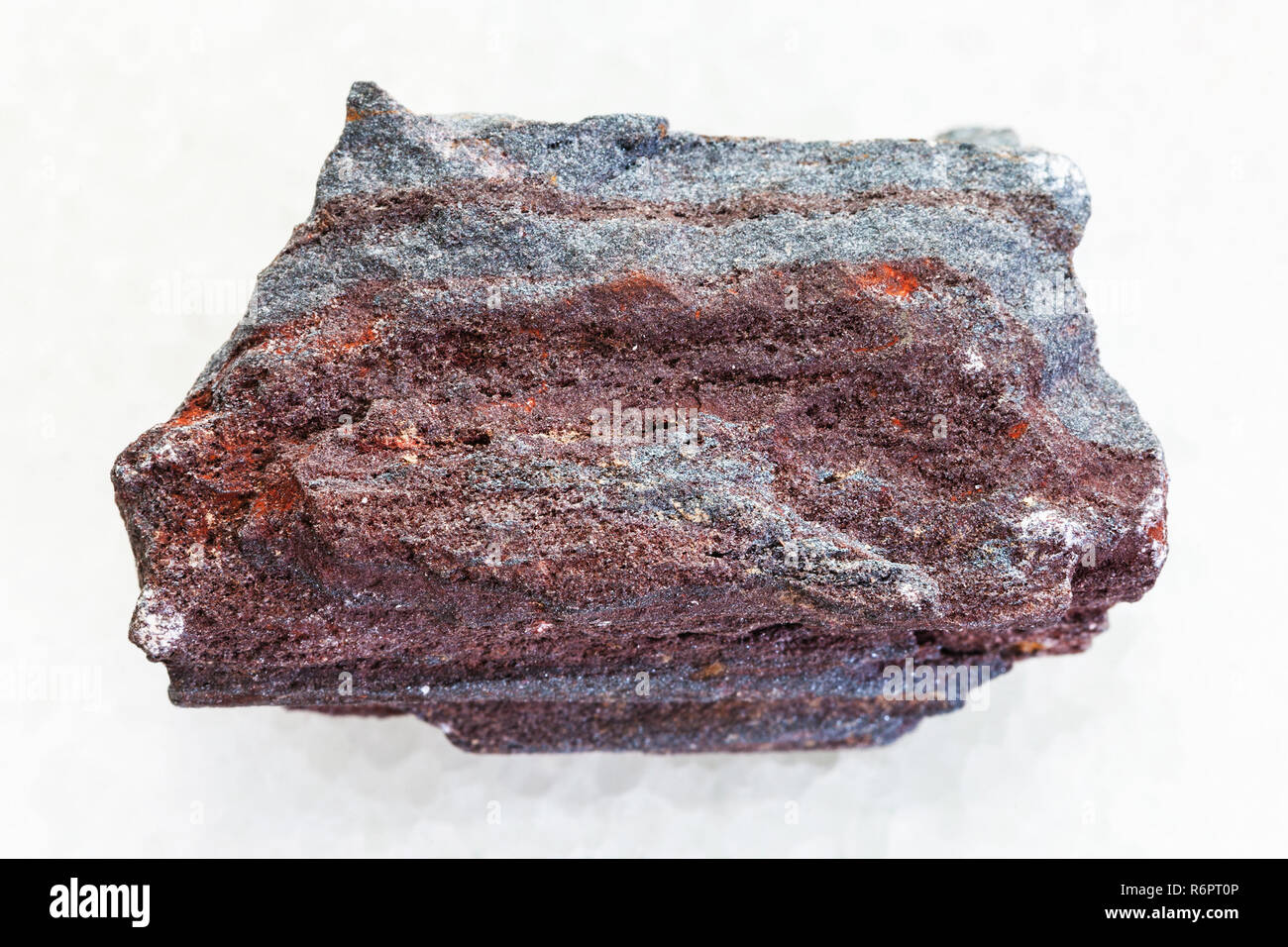 Raw jaspilite (eisenhaltiges Quarzit) auf Weiß Stockfoto