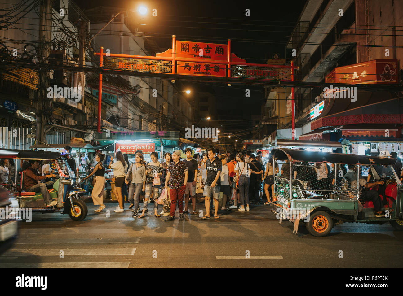 BANGKOK, THAILAND - Juni 5, 2017: die Menschen auf den Straßen von Bangkok's China Town, Thailand. Stockfoto