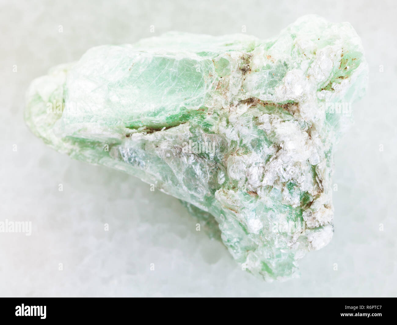 Grobe grüne Talkum Stein auf weißem Marmor Stockfoto