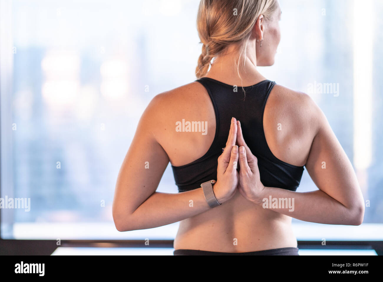 Reisen Frau in Stadt metro Hotel Zimmer Yoga Übungen Stockfoto