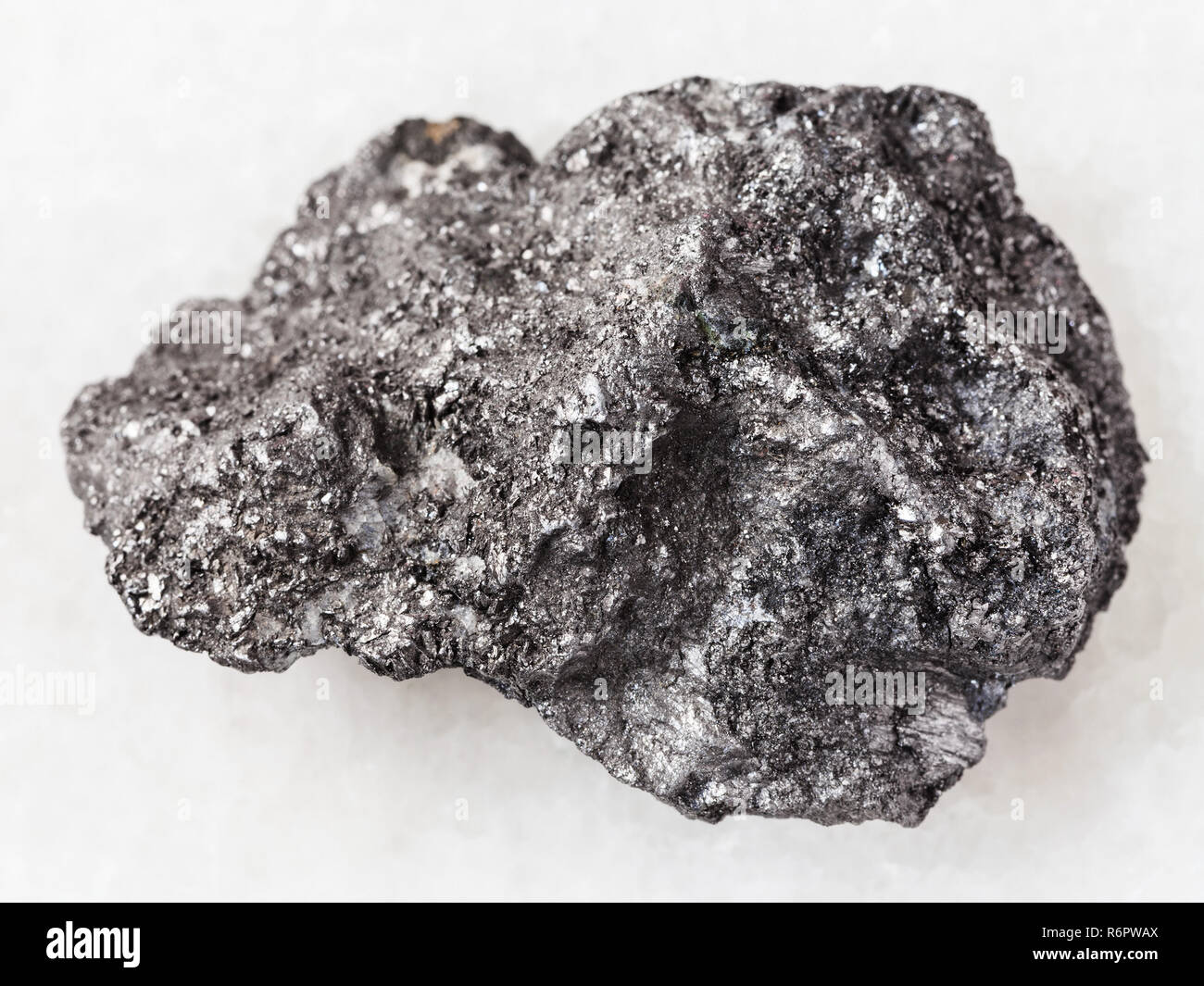 Rohstoff Graphit Stein auf weißem Marmor Stockfoto