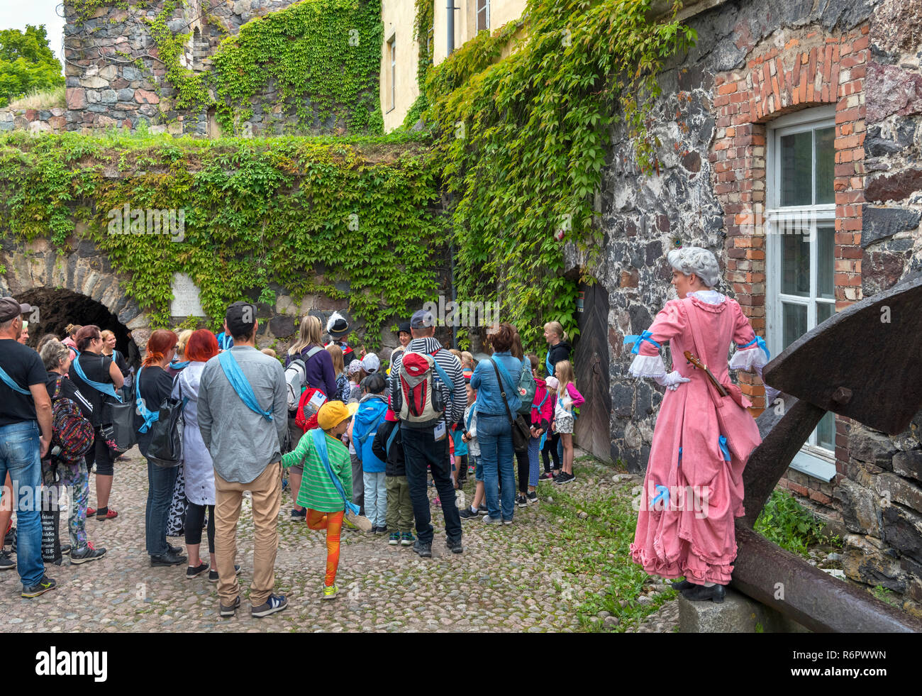 Besucher beobachten Re-enactors auf der Festung Suomenlinna, Susisaari Insel Suomenlinna, Helsinki, Finnland. Stockfoto