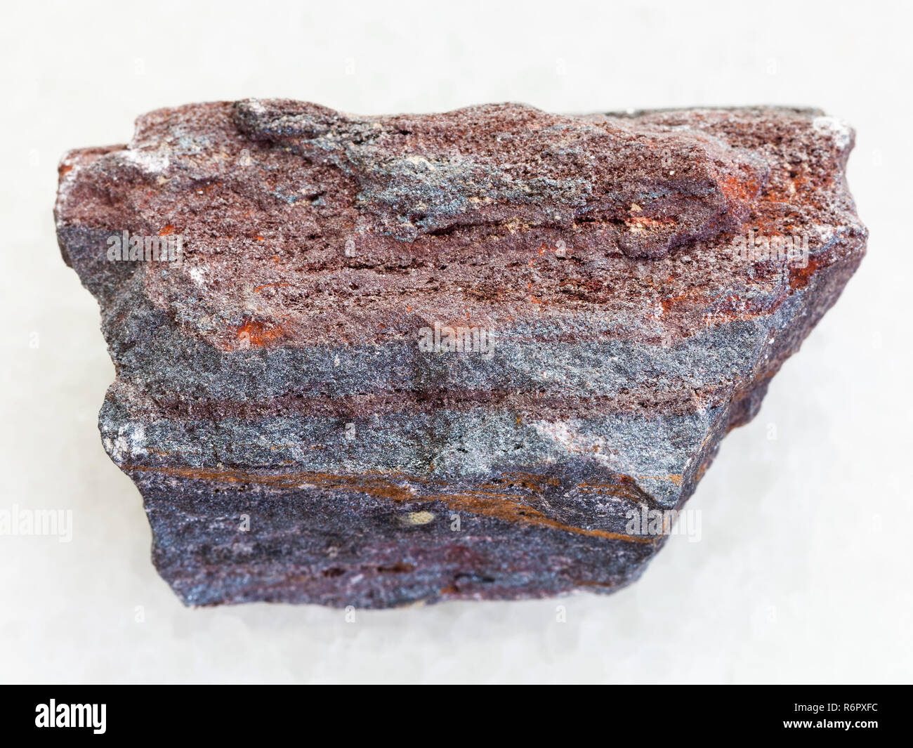 Grobe jaspilite (eisenhaltiges Quarzit) auf Weiß Stockfoto