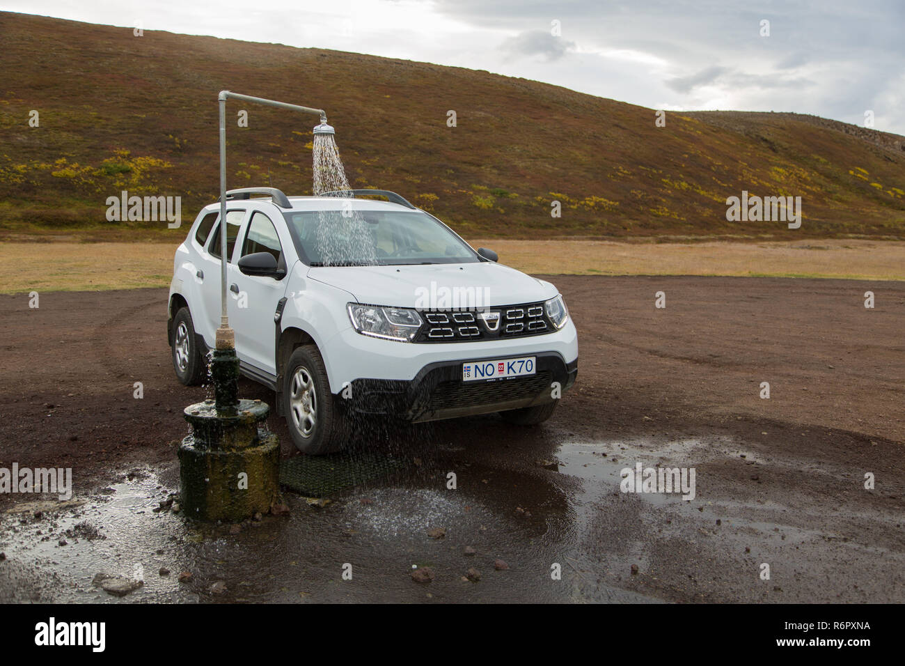 Der Dacia Duster 4x4 Mietwagen Mietwagen im Wc und heiße Dusche aus Geothermie an der Krafla Vulkan in der Nähe des Sees Myvatn, Island Stockfoto