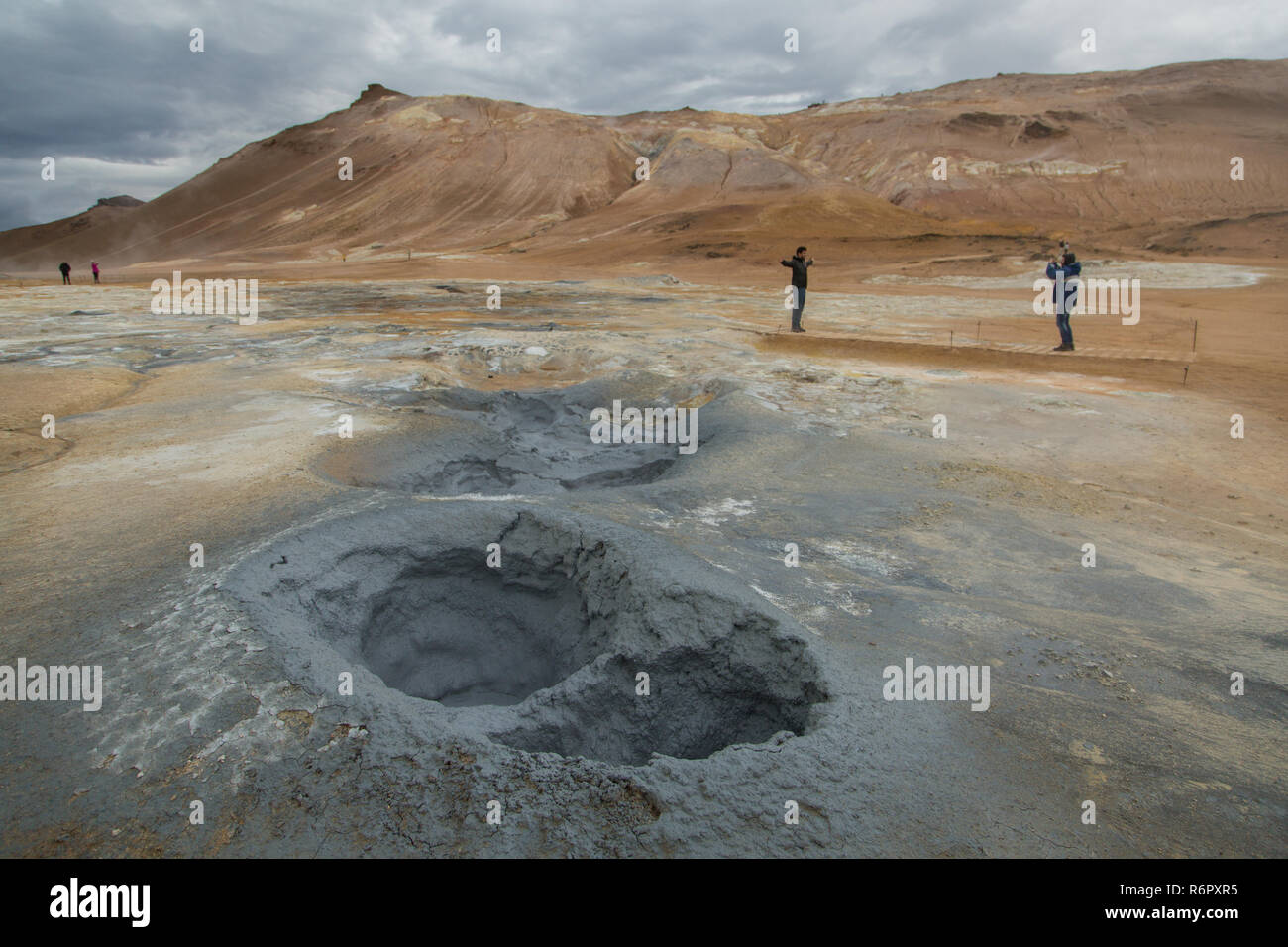 Touristen zu Fuß rund bei der geothermischen Bereich Hverir, Namafjall, Island suchen Stockfoto