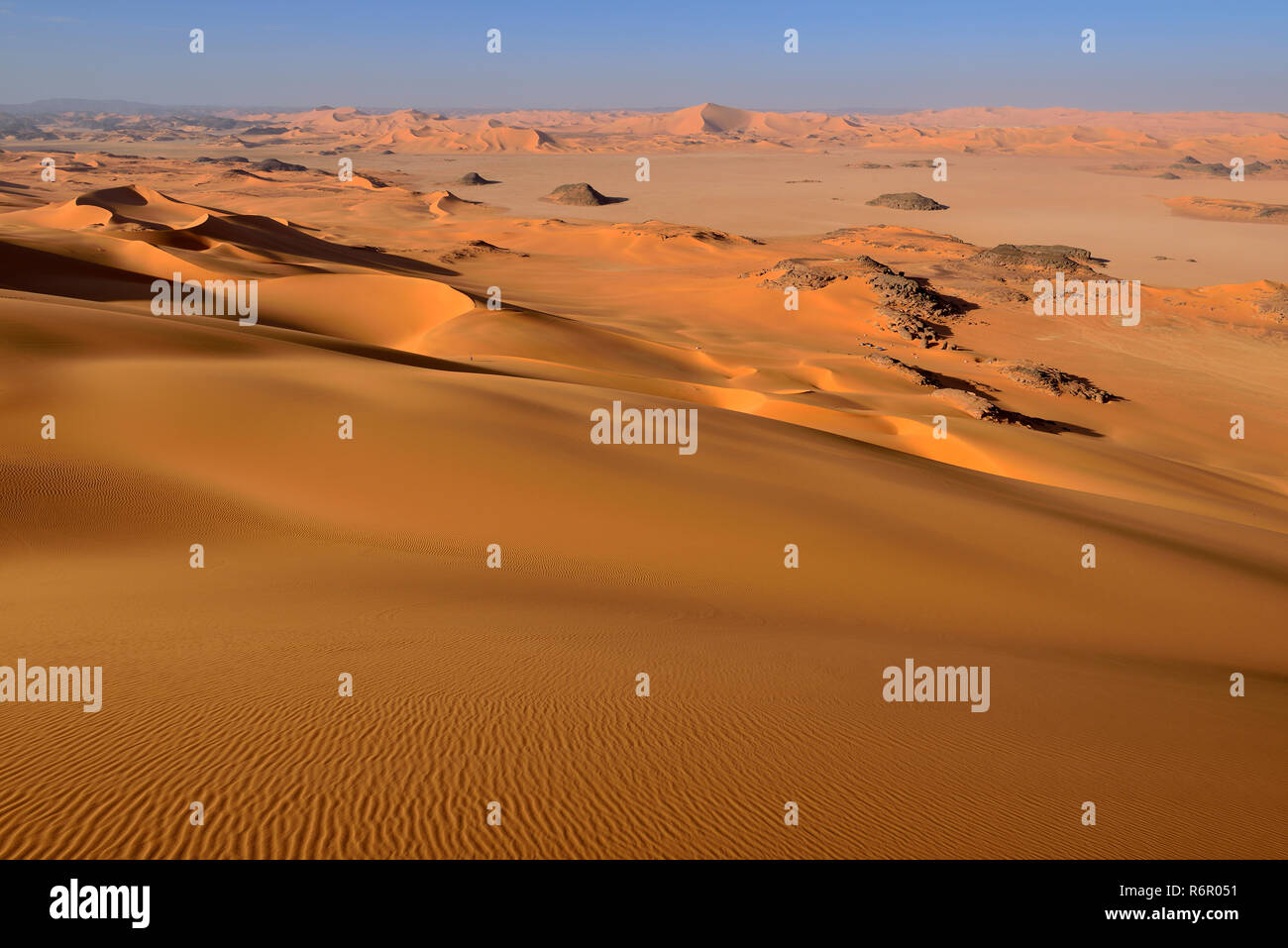 Sanddünen von Oued in Djerane, Tadrart, Tassili N'Ajjer Nationalpark, UNESCO-Weltkulturerbe, Sahara, Algerien Stockfoto