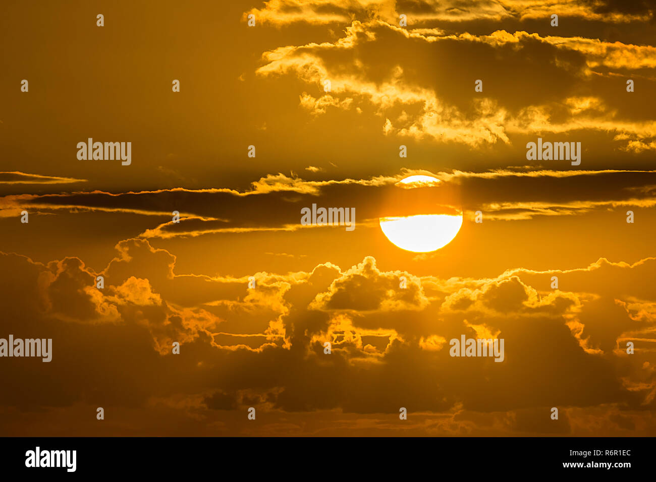 Sonne mit dunklen Wolken am Abendhimmel, Deutschland Stockfoto