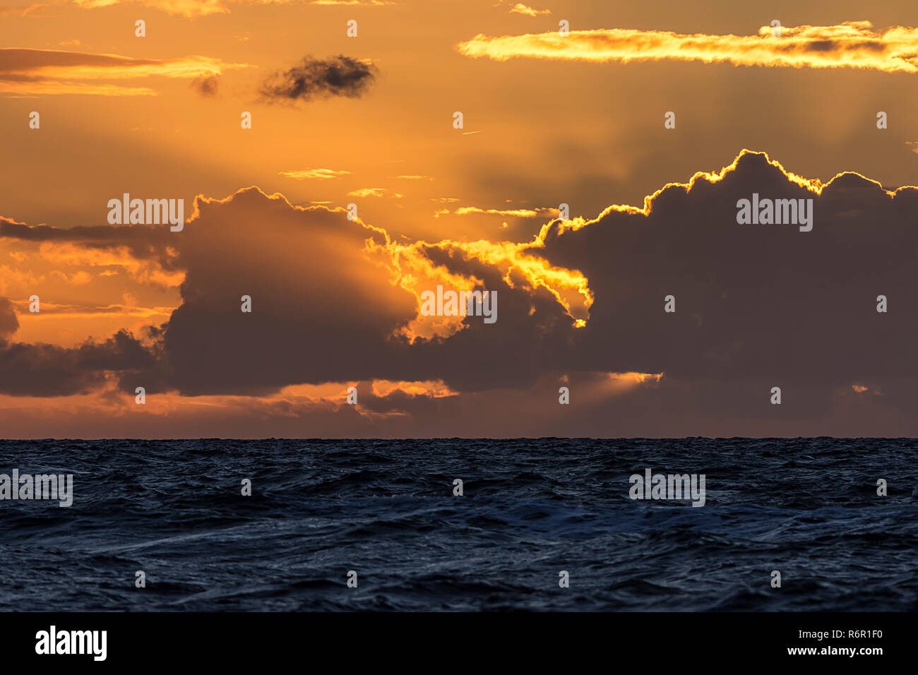 Sun hinter dunklen Wolken über der Ostsee, Sonnenuntergang, Deutschland Stockfoto