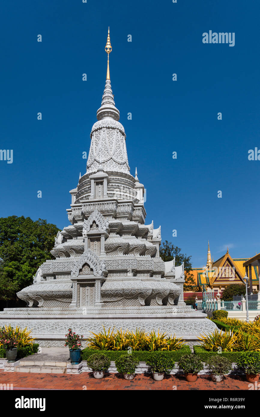 Stupa von König Norodom Suramarit vor der Silberne Pagode im Königlichen Palast Bezirk, Phnom Penh, Kambodscha Stockfoto