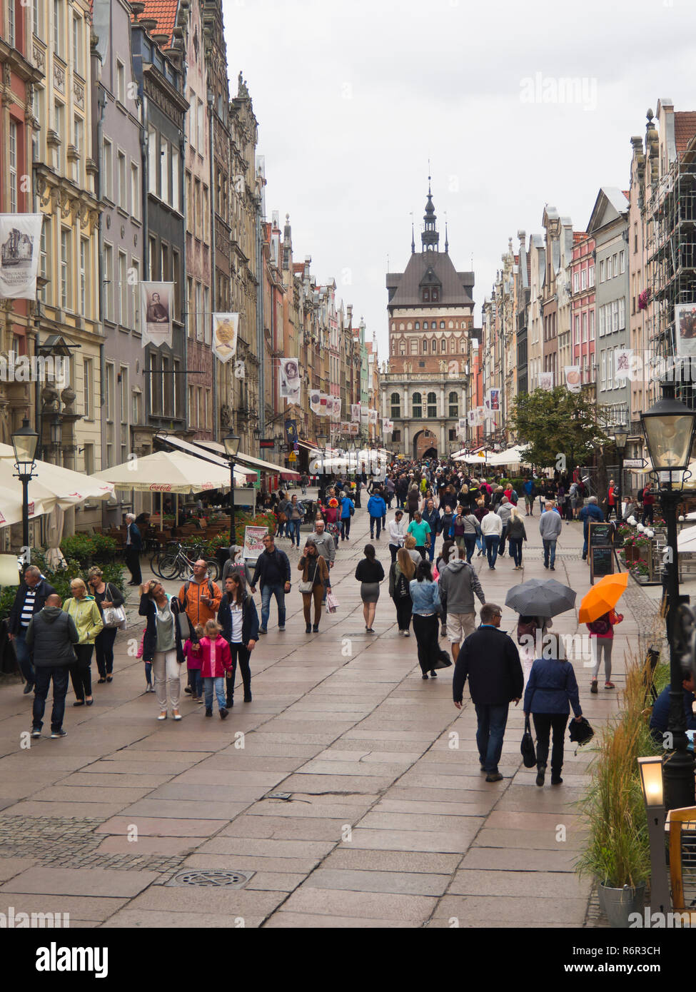 Die Długi Targ und Anschließen Dluga Straße mit ihren schönen alten Gebäudefassaden sind touristische Attraktionen in allen Wetterbedingungen während der y Stockfoto