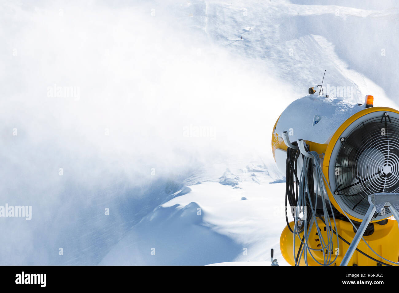 Schneemaschine, Schneekanone in Aktion bei Ski Resort Stockfotografie -  Alamy