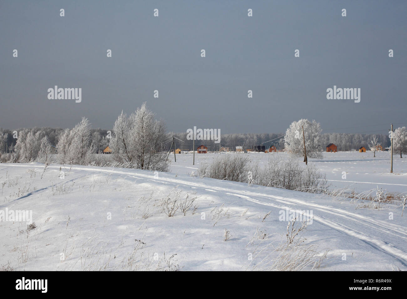 Winterlandschaft Straße im Schnee vor dem Hintergrund der Häuser in Sibirien Stockfoto
