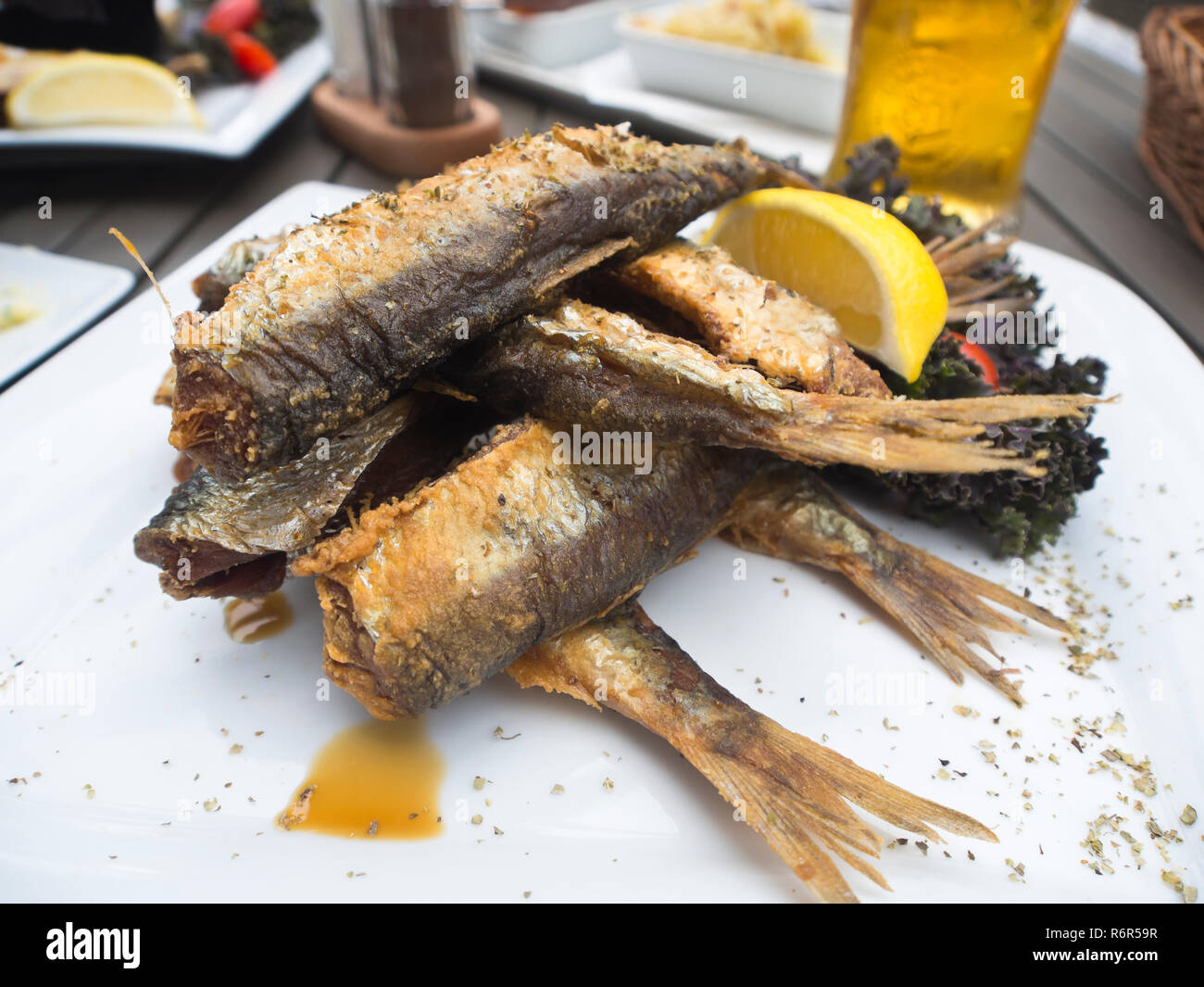 Gebratenen Hering, eine gemeinsame Teller in den küstennahen Regionen rund um die Ostsee, hier auf einer Platte in einem Restaurant in Danzig, Polen Stockfoto