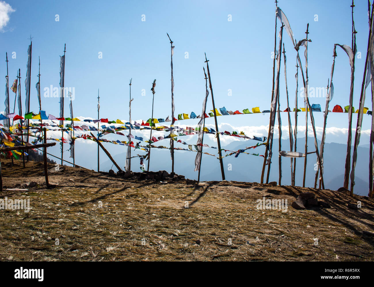 Die Oberseite der Chele La Pass, Bhutan und den Himalaya im Hintergrund. Dies entspricht dem höchsten befahrbaren Punkt in Bhutan und ist mit bunten abgedeckt Stockfoto