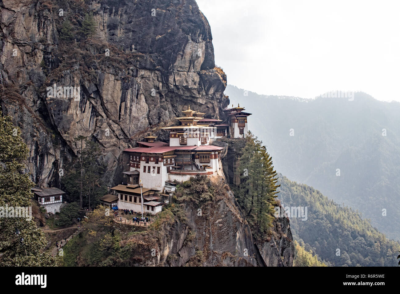 Die Tiger Nest Kloster, Bhutan. In die Klippen gebaut. Die Legende besagt, dass Guru Padmasambhava, der tantrische Mystiker brough Buddhismus zu Bhutan ich Stockfoto