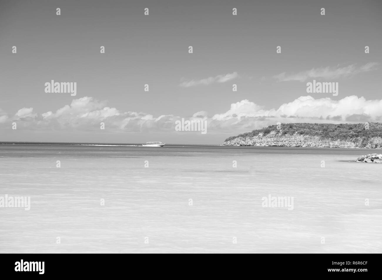 Meer Sommer Konzept. Schöne Marine View am karibischen Meer Küste mit sauberen Wellen surfen Ozean Wasser auf sandigen Strand an der sonnigen Tag als natürlichen Hintergrund mit blauer Himmel, st. Johannes, Antigua Stockfoto