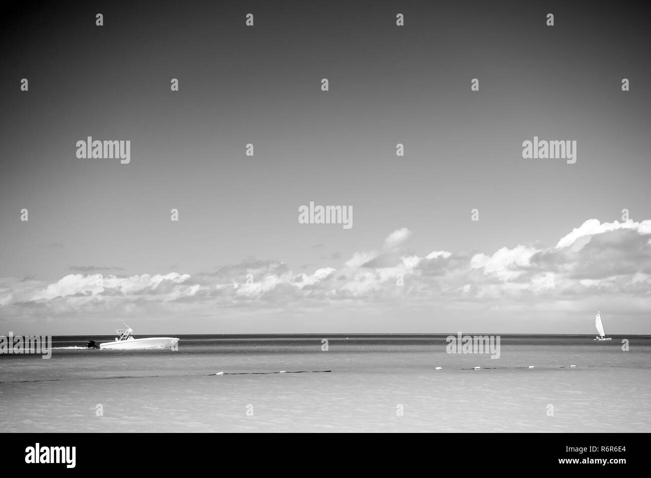 Luxus Meer Urlaub. Exotische schöne marine Beach von Antigua St. Johns mit yacht Boot auf blauem Wasser und Himmel mit kleinen Wolken Stockfoto
