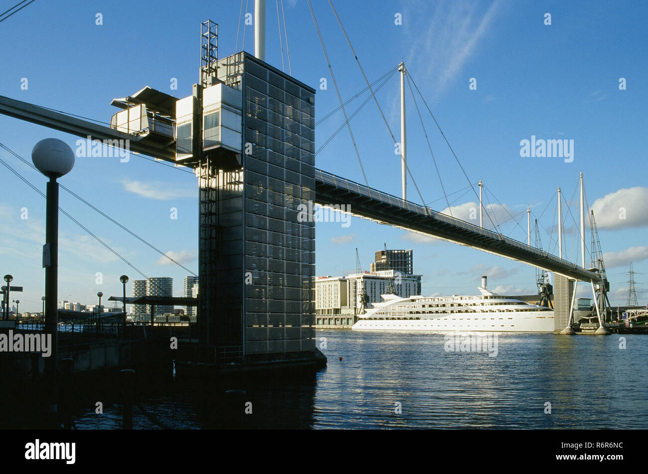 Royal Victoria Dock Bridge und das Sunborn Yacht Hotel Luxus, Royal Victoria Dock, East London, Großbritannien Stockfoto