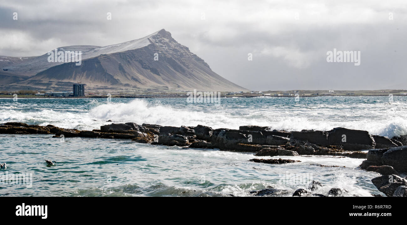 Um die Island - Blick über die Bucht von Akranes zu den dominierenden Basalt Berg Akrafjall. panaorama Stockfoto