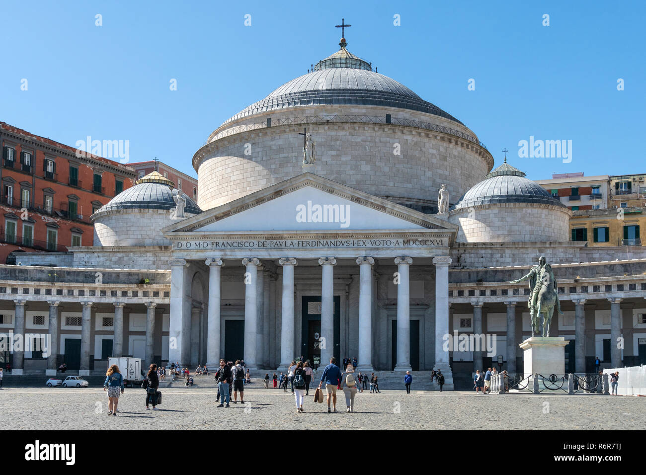 Die Königliche Basilika San Francesco Di Paola in der Piazza del Plebiscito, Neapel, Italien. Stockfoto
