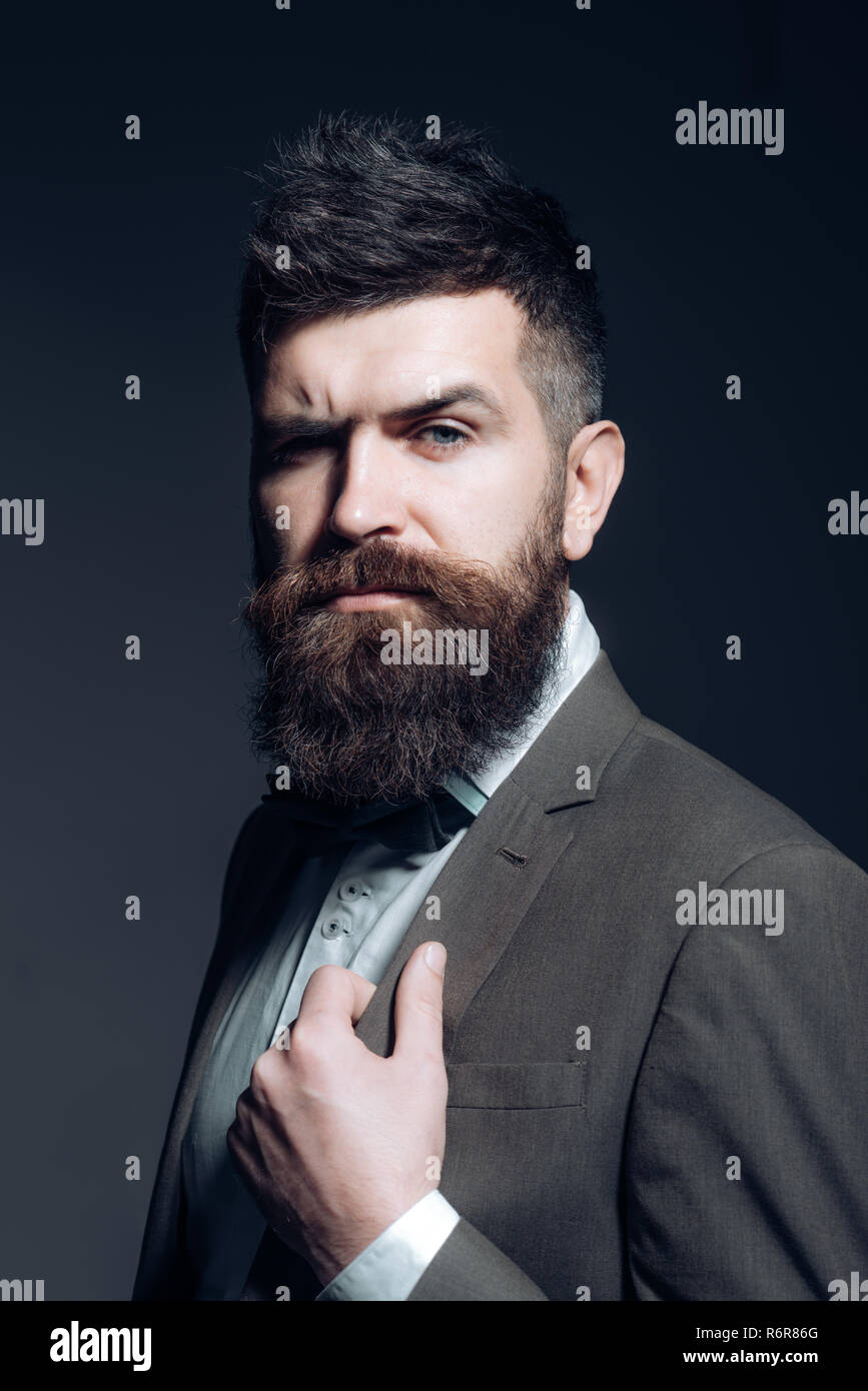 Ihr Friseur Weiss Immer Alles Was Geht Business As Usual Bartiger Mann Nach Dem Friseur Mann Mit Dem Langen Bart Im Geschaft Tragen Mens Fashion Mode Ist Ein Vollstandig International Business Stockfotografie