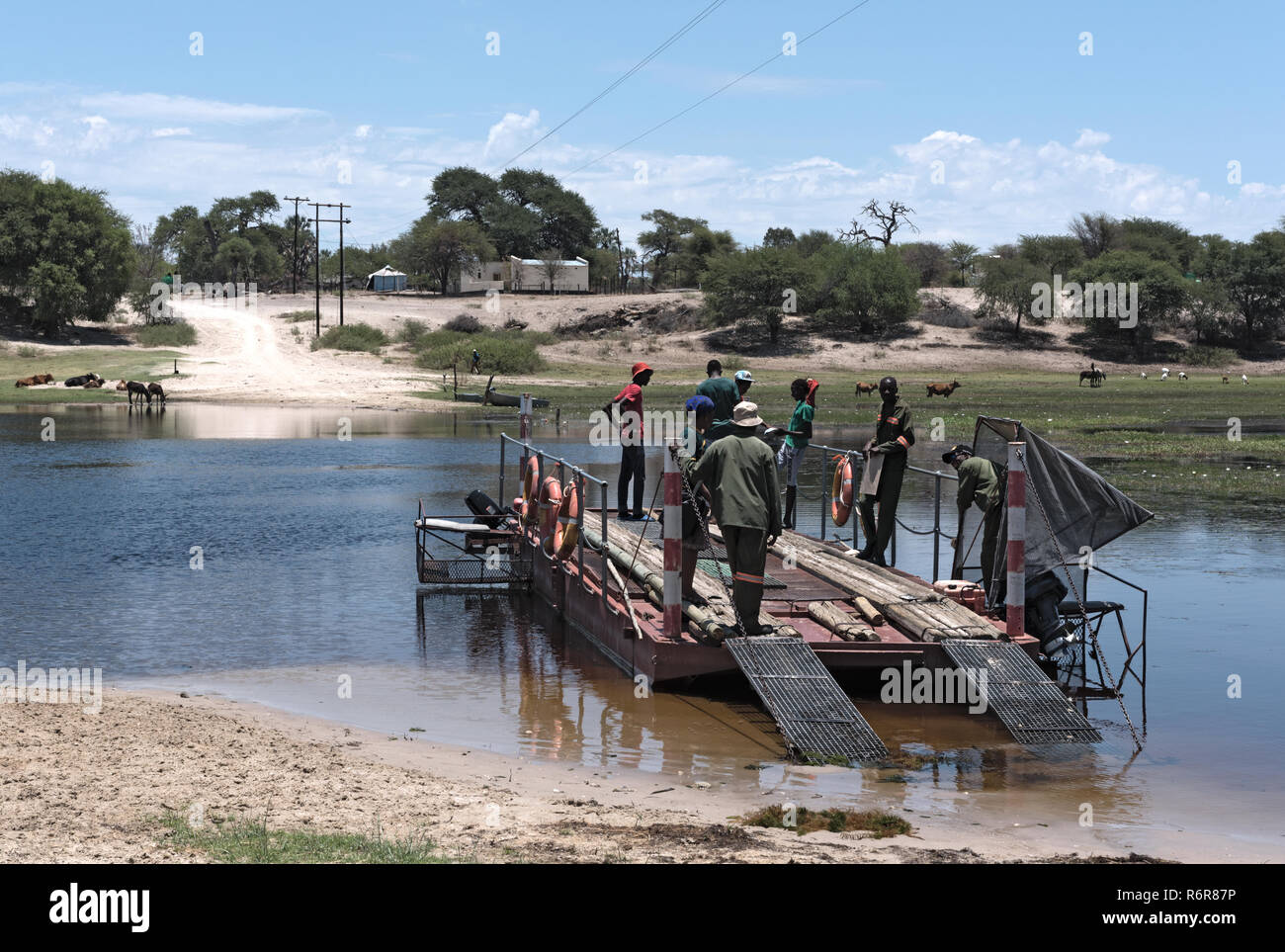 Überschreiten der Boteti River durch die Auto- und Passagierfähre in Makgadikgadi Pans National Park, Botswana Stockfoto